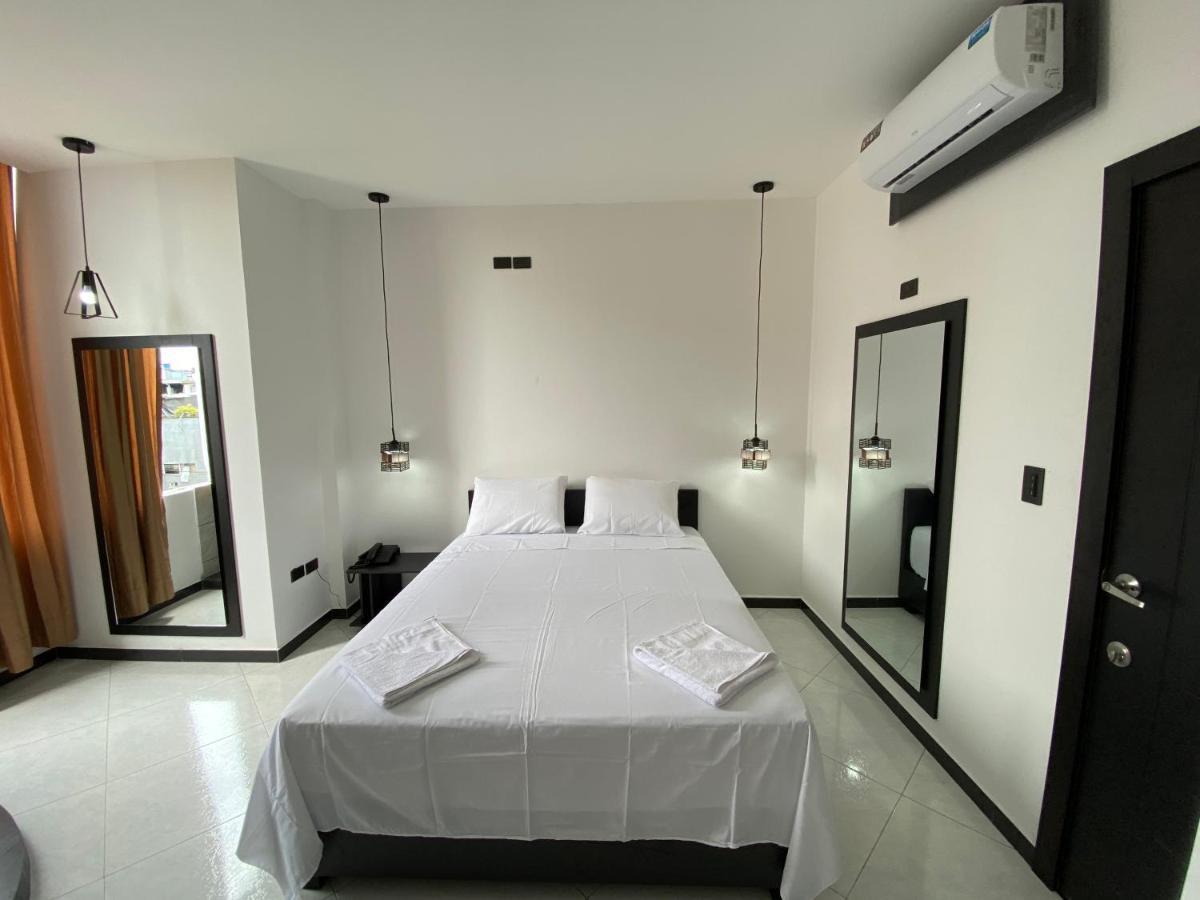 Bryss Hotel Santo Domingo de los Colorados Eksteriør billede