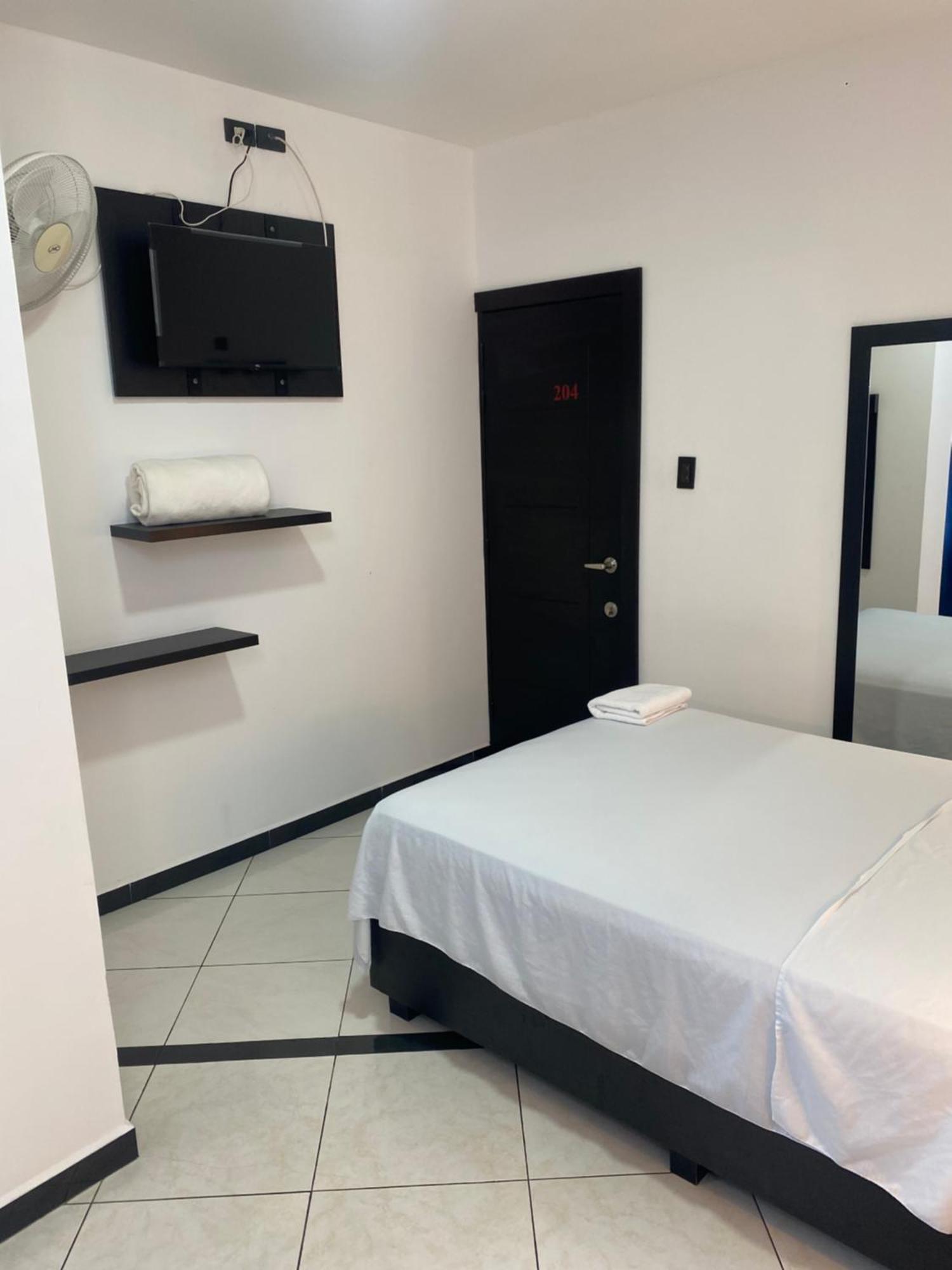 Bryss Hotel Santo Domingo de los Colorados Eksteriør billede
